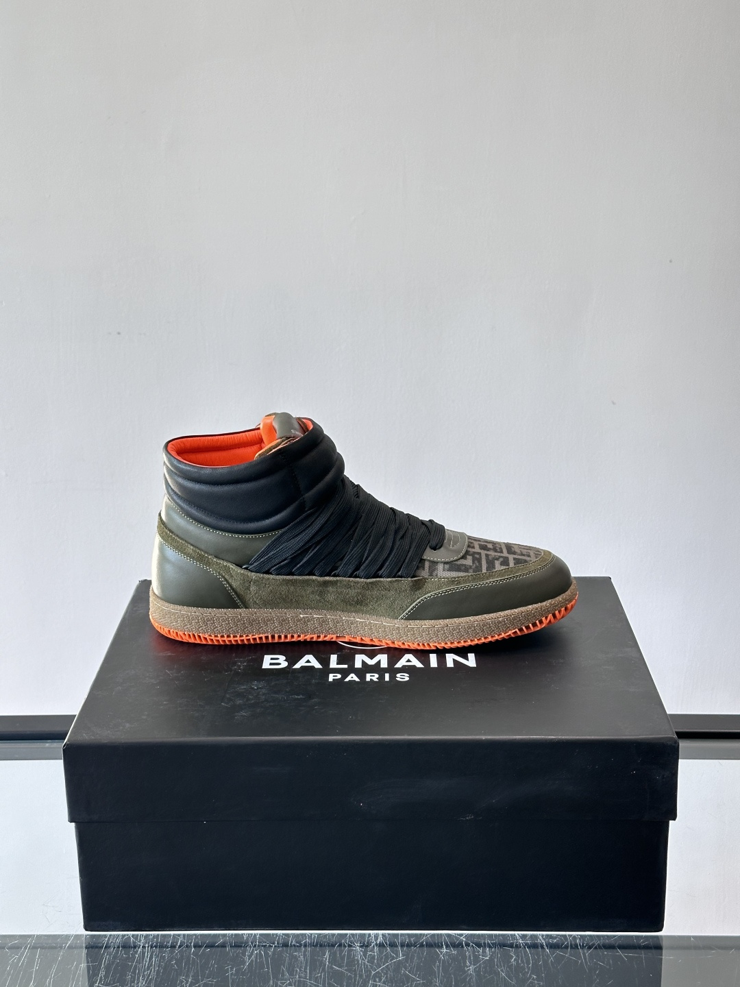 BalmainForce高帮运动鞋，皮革+麂皮拼接，侧面有Balmain标志，鞋舌和鞋底都印有品牌元素，