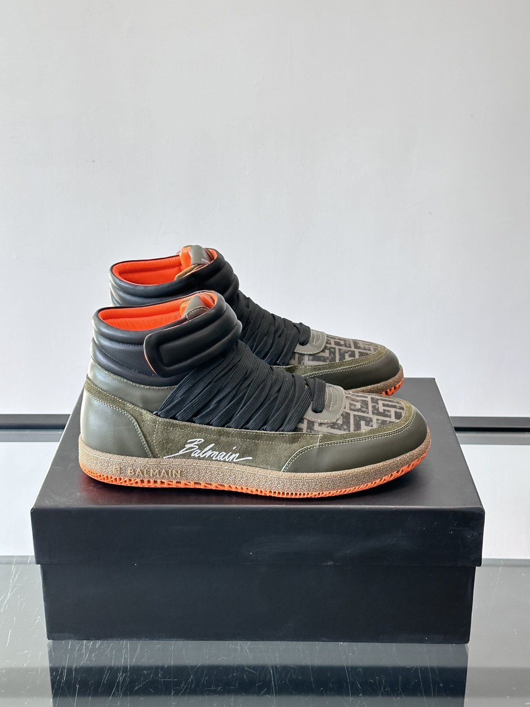 BalmainForce高帮运动鞋，皮革+麂皮拼接，侧面有Balmain标志，鞋舌和鞋底都印有品牌元素，