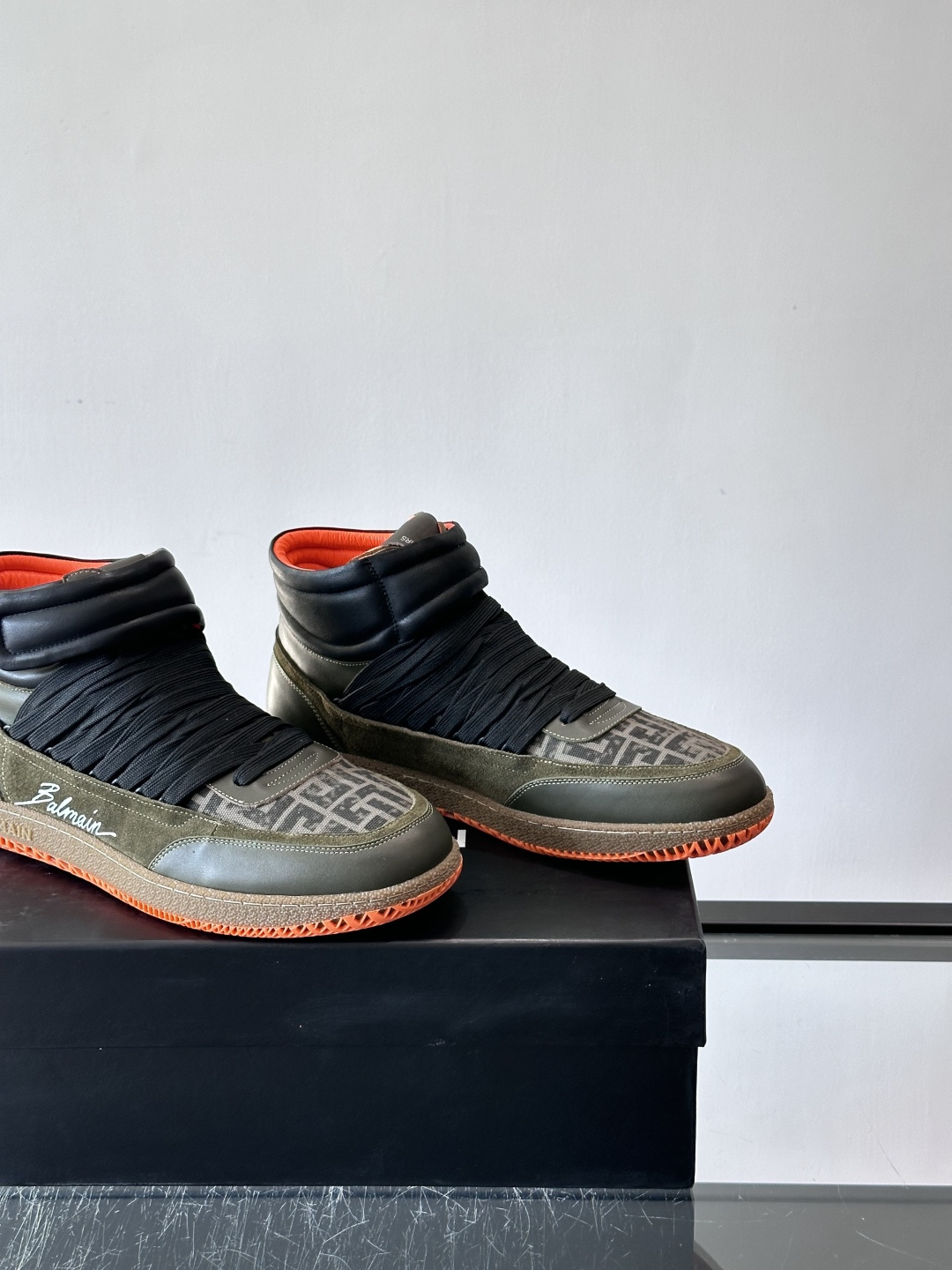 BalmainForce高帮运动鞋，皮革+麂皮拼接，侧面有Balmain标志，鞋舌和鞋底都印有品牌元素，