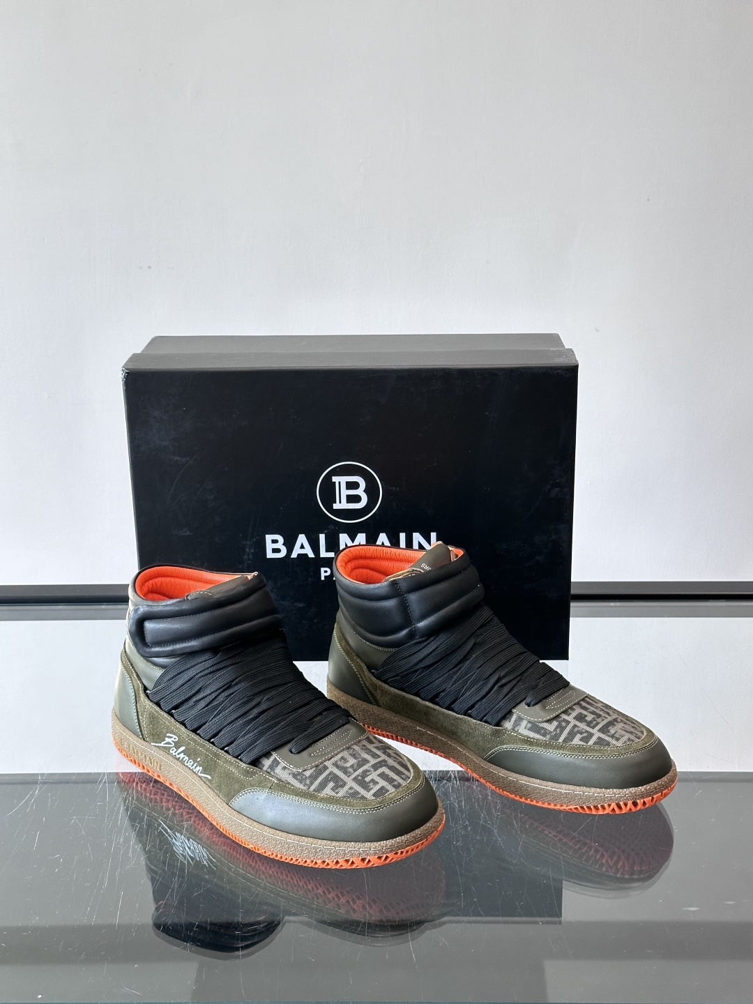 BalmainForce高帮运动鞋，皮革+麂皮拼接，侧面有Balmain标志，鞋舌和鞋底都印有品牌元素，