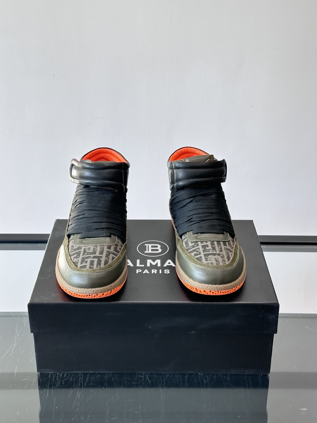 BalmainForce高帮运动鞋，皮革+麂皮拼接，侧面有Balmain标志，鞋舌和鞋底都印有品牌元素，