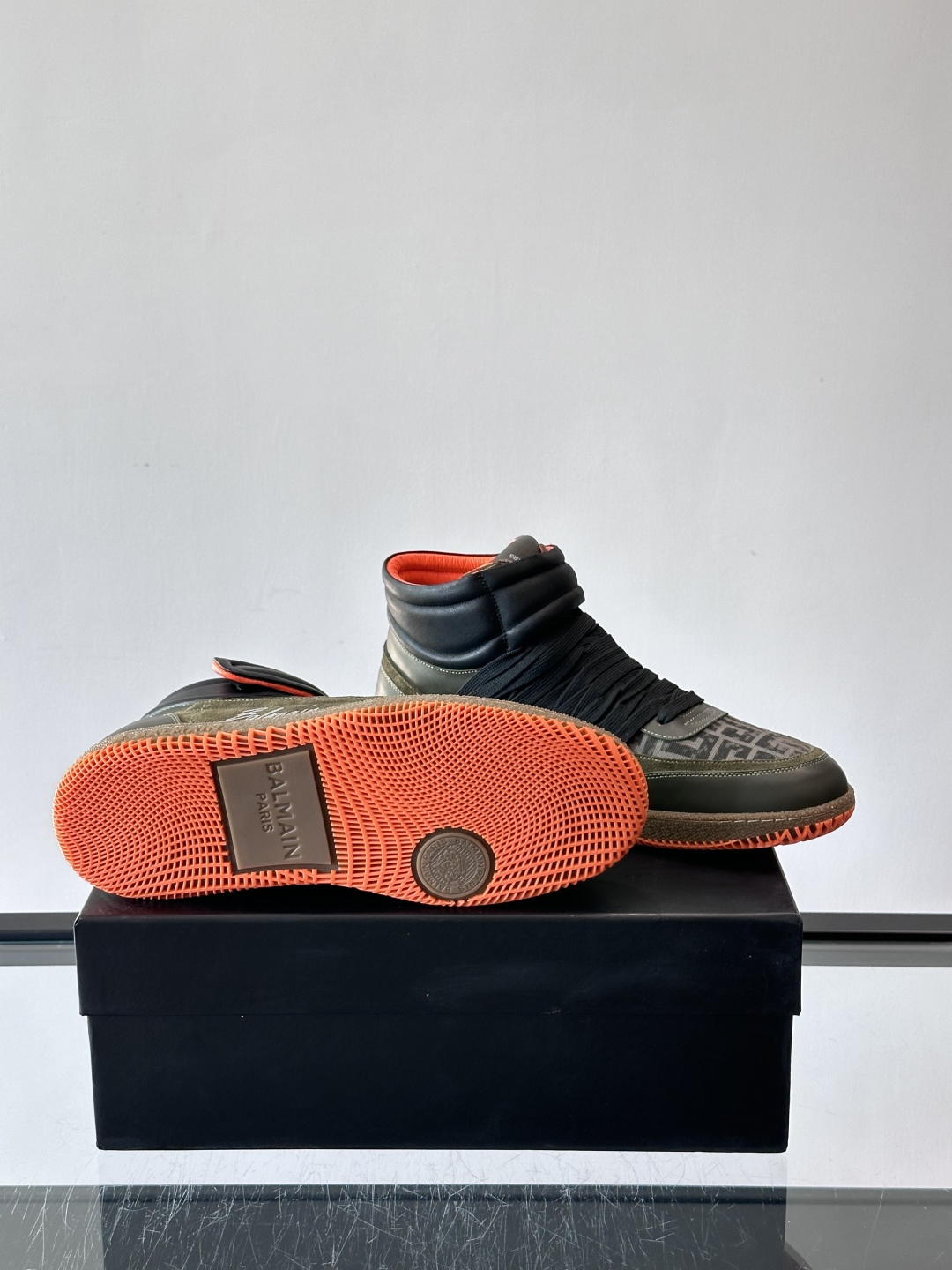 BalmainForce高帮运动鞋，皮革+麂皮拼接，侧面有Balmain标志，鞋舌和鞋底都印有品牌元素，