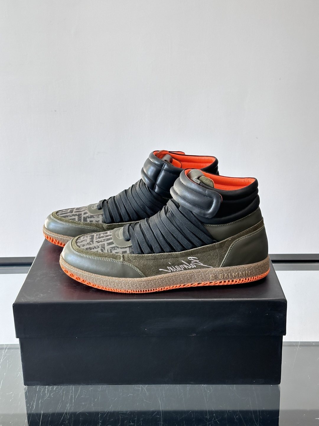 BalmainForce高帮运动鞋，皮革+麂皮拼接，侧面有Balmain标志，鞋舌和鞋底都印有品牌元素，