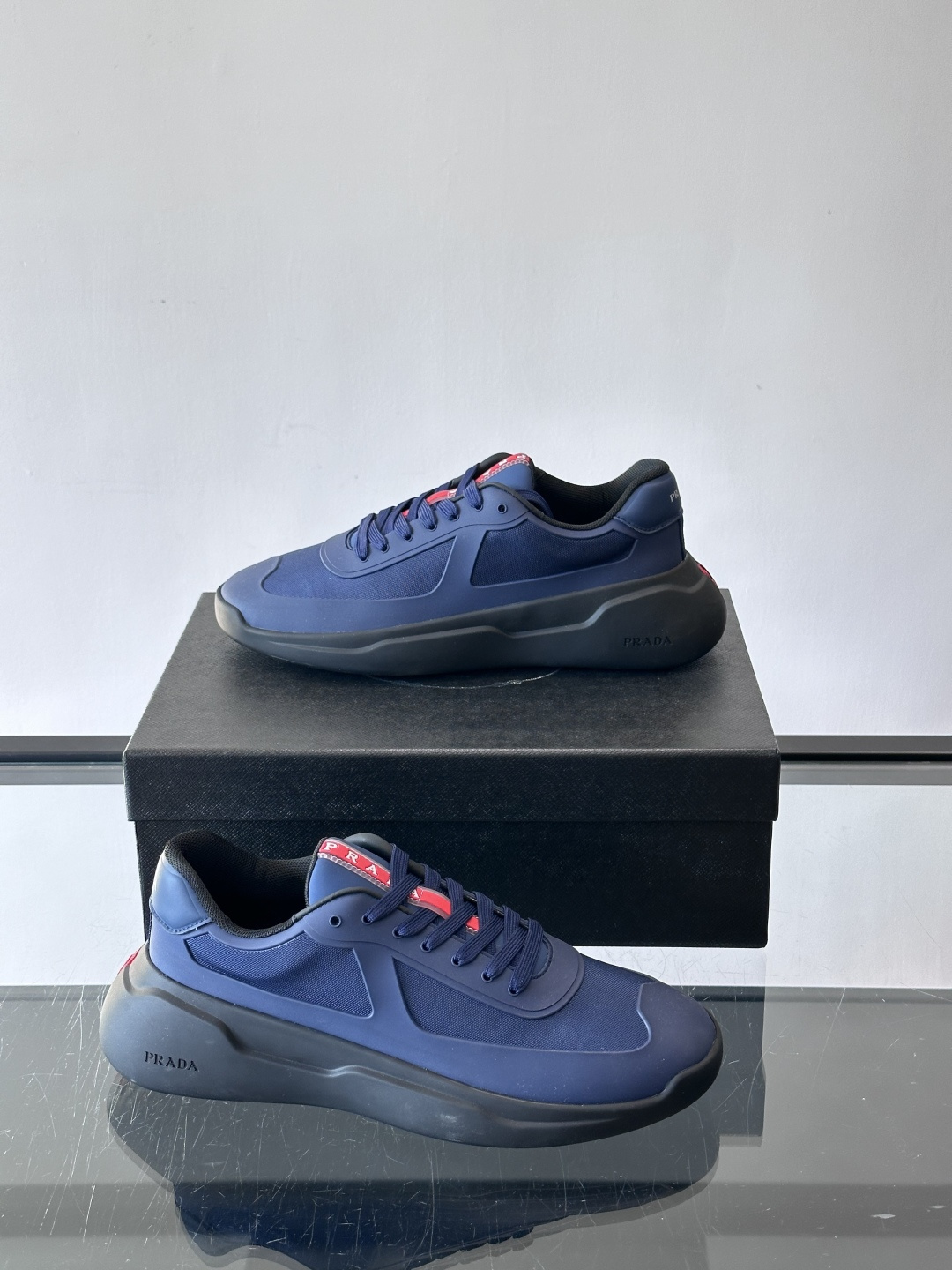 Prada这款男士厚底运动鞋，采用再生尼龙鞋面+轻便TPU鞋底，搭配超轻发泡橡胶填充，穿着舒适又透气。鞋