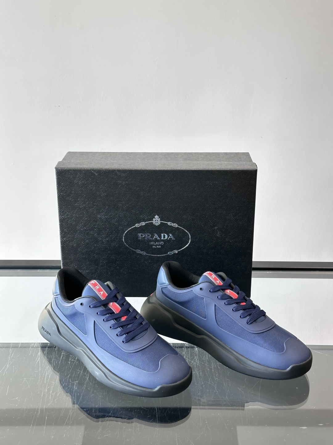 Prada这款男士厚底运动鞋，采用再生尼龙鞋面+轻便TPU鞋底，搭配超轻发泡橡胶填充，穿着舒适又透气。鞋