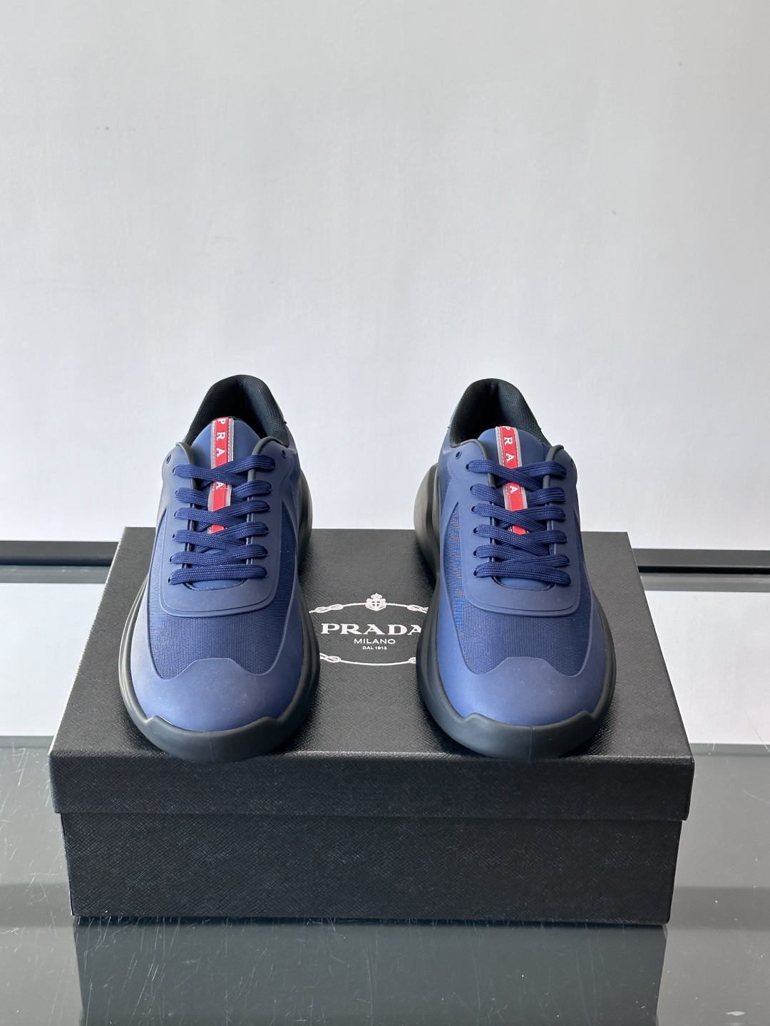 Prada这款男士厚底运动鞋，采用再生尼龙鞋面+轻便TPU鞋底，搭配超轻发泡橡胶填充，穿着舒适又透气。鞋