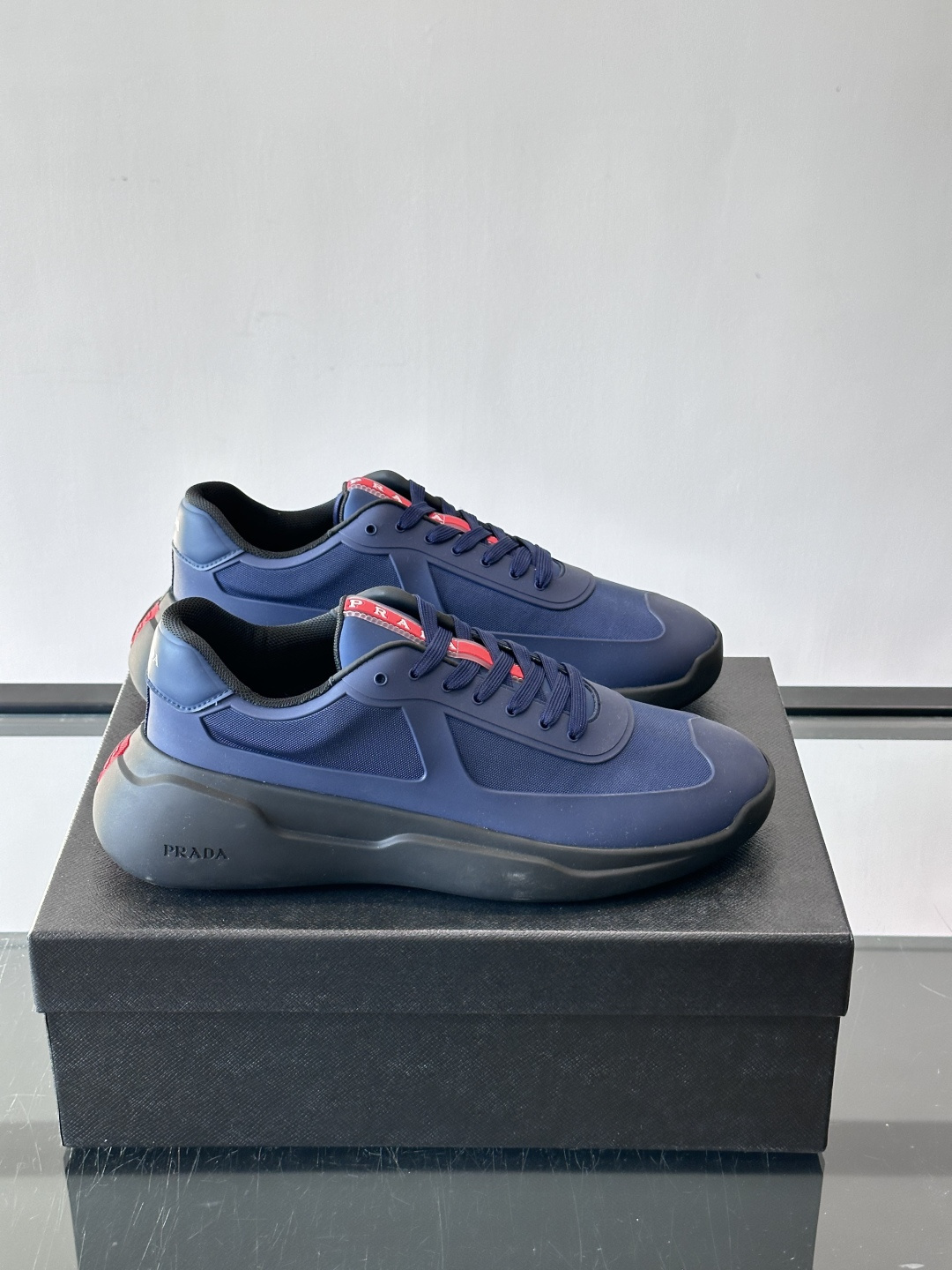 Prada这款男士厚底运动鞋，采用再生尼龙鞋面+轻便TPU鞋底，搭配超轻发泡橡胶填充，穿着舒适又透气。鞋