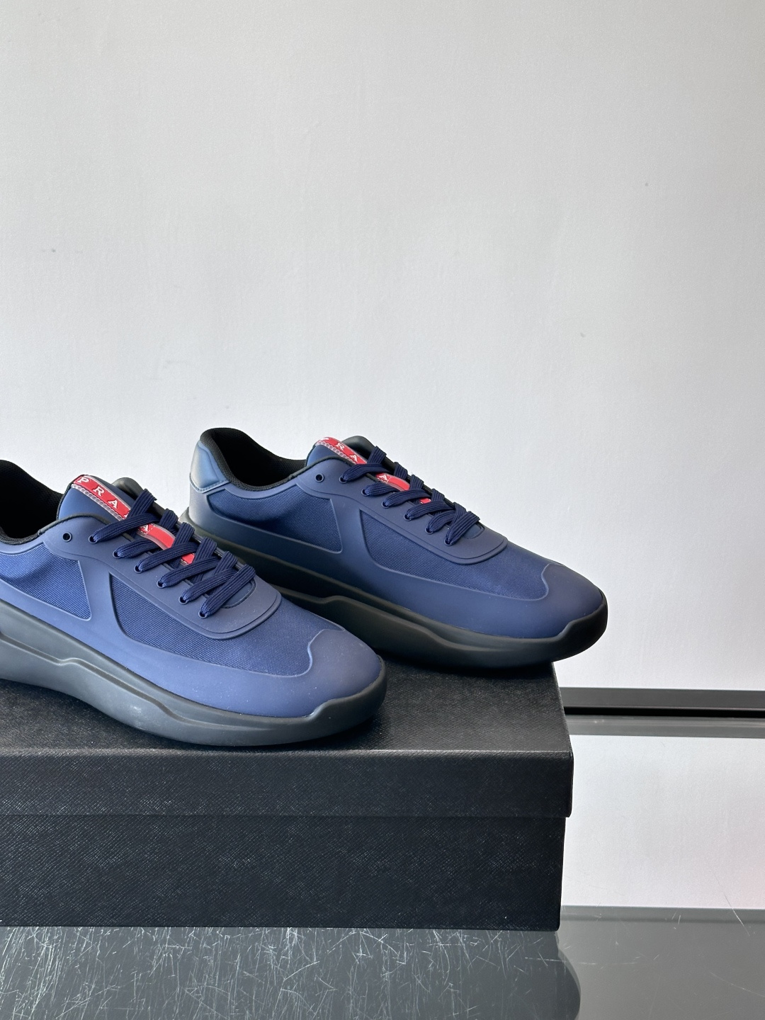 Prada这款男士厚底运动鞋，采用再生尼龙鞋面+轻便TPU鞋底，搭配超轻发泡橡胶填充，穿着舒适又透气。鞋