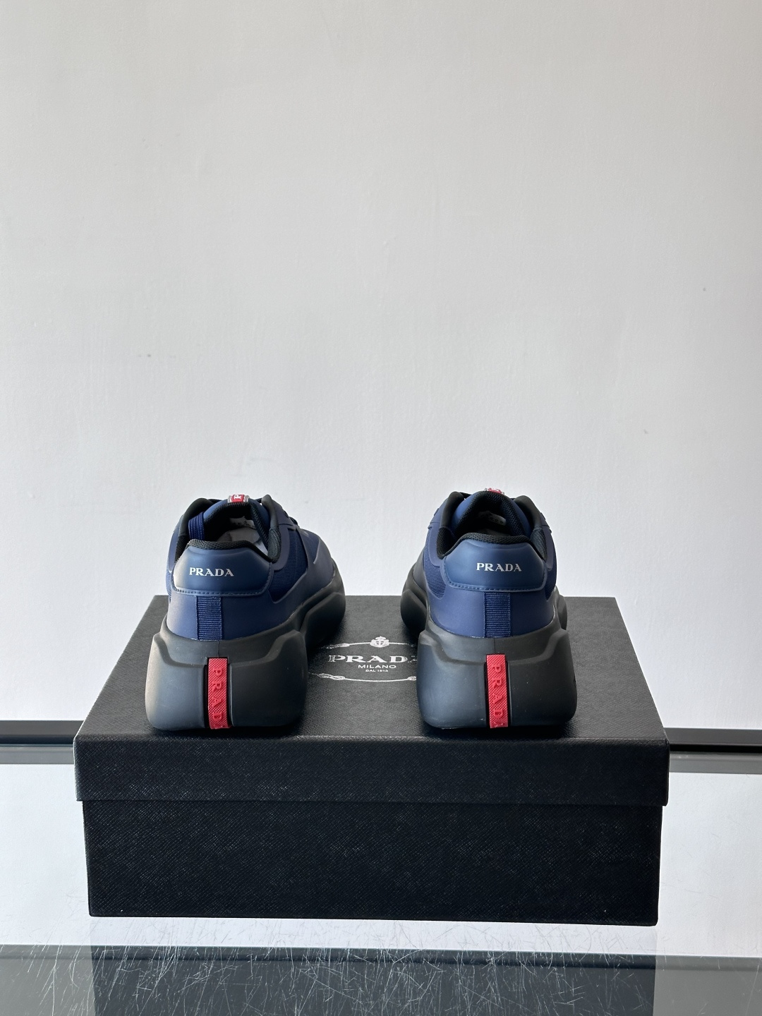 Prada这款男士厚底运动鞋，采用再生尼龙鞋面+轻便TPU鞋底，搭配超轻发泡橡胶填充，穿着舒适又透气。鞋