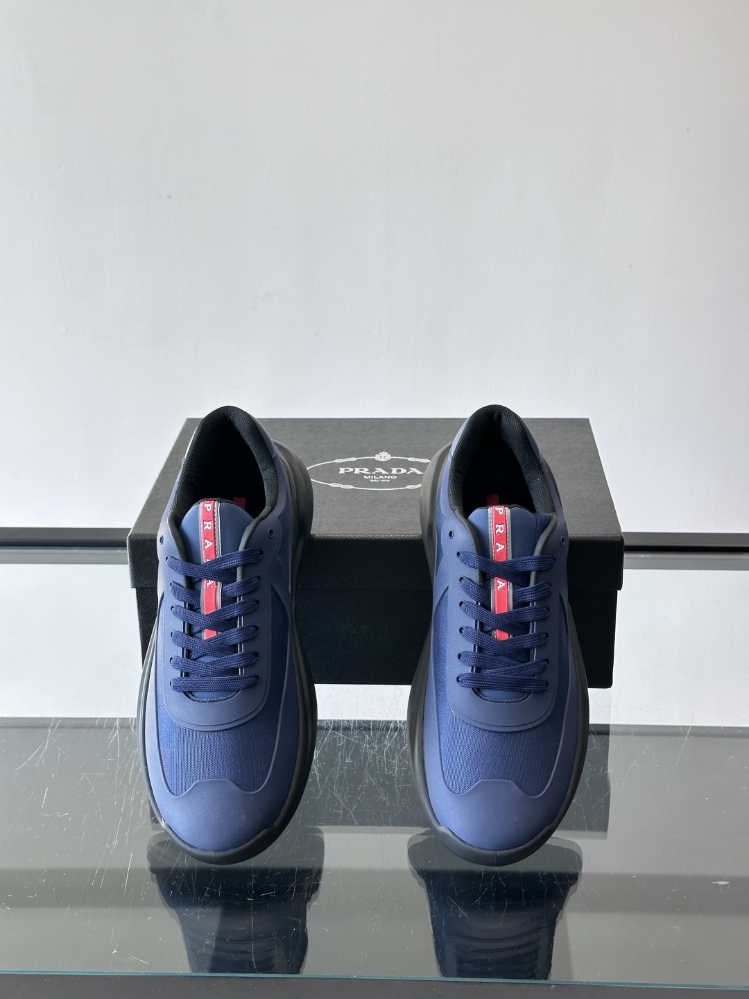 Prada这款男士厚底运动鞋，采用再生尼龙鞋面+轻便TPU鞋底，搭配超轻发泡橡胶填充，穿着舒适又透气。鞋
