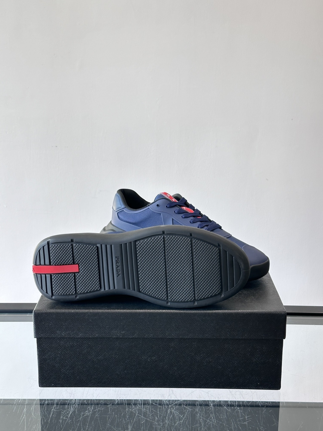 Prada这款男士厚底运动鞋，采用再生尼龙鞋面+轻便TPU鞋底，搭配超轻发泡橡胶填充，穿着舒适又透气。鞋