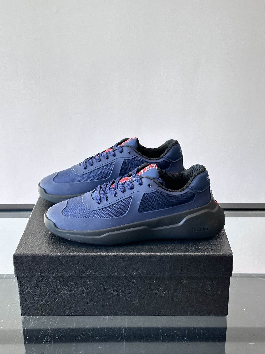 Prada这款男士厚底运动鞋，采用再生尼龙鞋面+轻便TPU鞋底，搭配超轻发泡橡胶填充，穿着舒适又透气。鞋