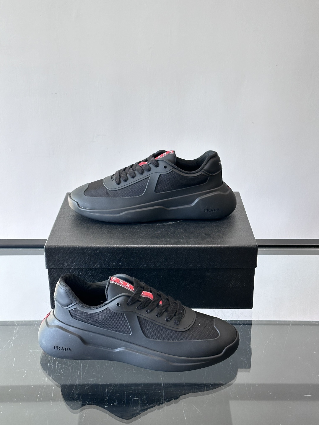 Prada这款男士厚底运动鞋，采用再生尼龙鞋面+轻便TPU鞋底，搭配超轻发泡橡胶填充，穿着舒适又透气。鞋