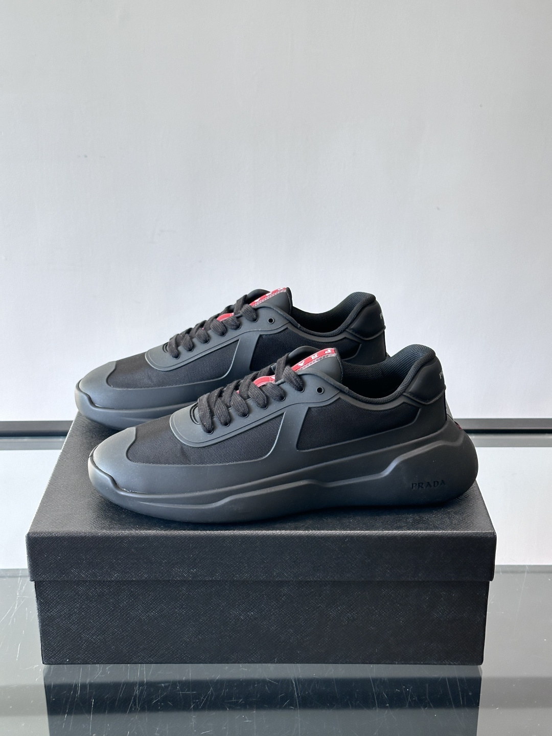 Prada这款男士厚底运动鞋，采用再生尼龙鞋面+轻便TPU鞋底，搭配超轻发泡橡胶填充，穿着舒适又透气。鞋