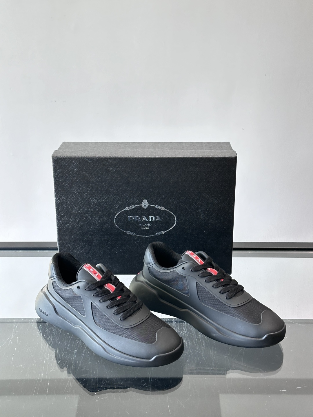 Prada这款男士厚底运动鞋，采用再生尼龙鞋面+轻便TPU鞋底，搭配超轻发泡橡胶填充，穿着舒适又透气。鞋