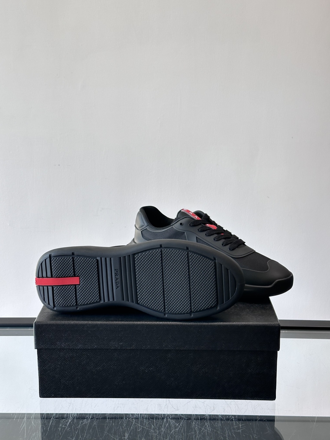 Prada这款男士厚底运动鞋，采用再生尼龙鞋面+轻便TPU鞋底，搭配超轻发泡橡胶填充，穿着舒适又透气。鞋