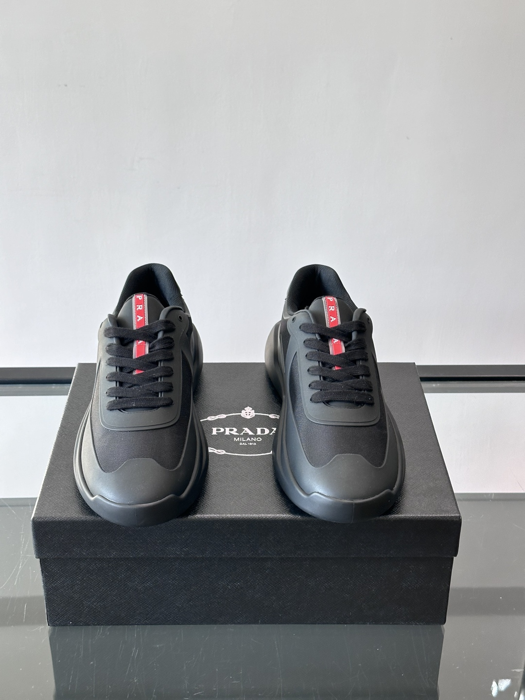 Prada这款男士厚底运动鞋，采用再生尼龙鞋面+轻便TPU鞋底，搭配超轻发泡橡胶填充，穿着舒适又透气。鞋