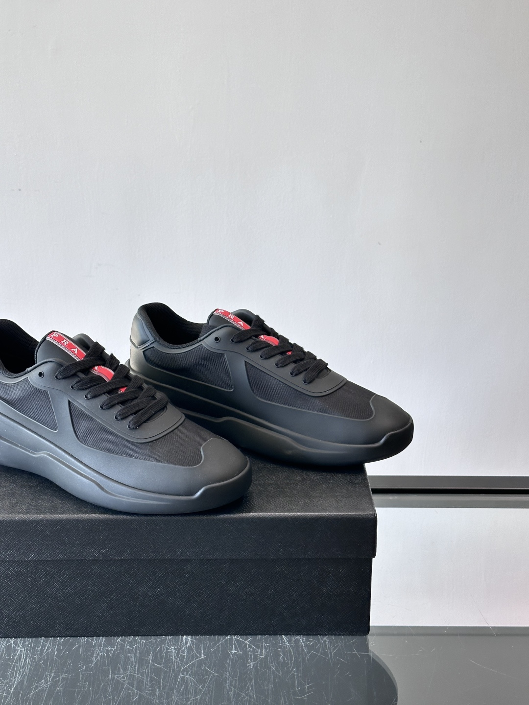 Prada这款男士厚底运动鞋，采用再生尼龙鞋面+轻便TPU鞋底，搭配超轻发泡橡胶填充，穿着舒适又透气。鞋