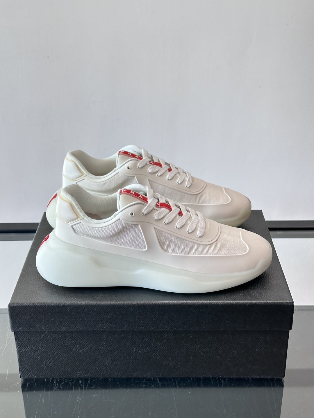 Prada这款男士厚底运动鞋，采用再生尼龙鞋面+轻便TPU鞋底，搭配超轻发泡橡胶填充，穿着舒适又透气。鞋