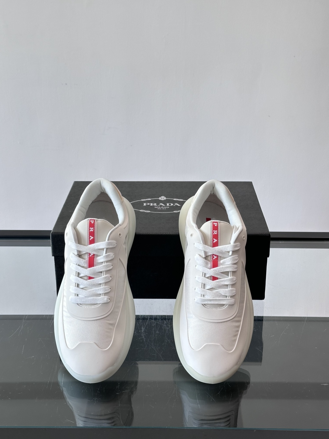 Prada这款男士厚底运动鞋，采用再生尼龙鞋面+轻便TPU鞋底，搭配超轻发泡橡胶填充，穿着舒适又透气。鞋