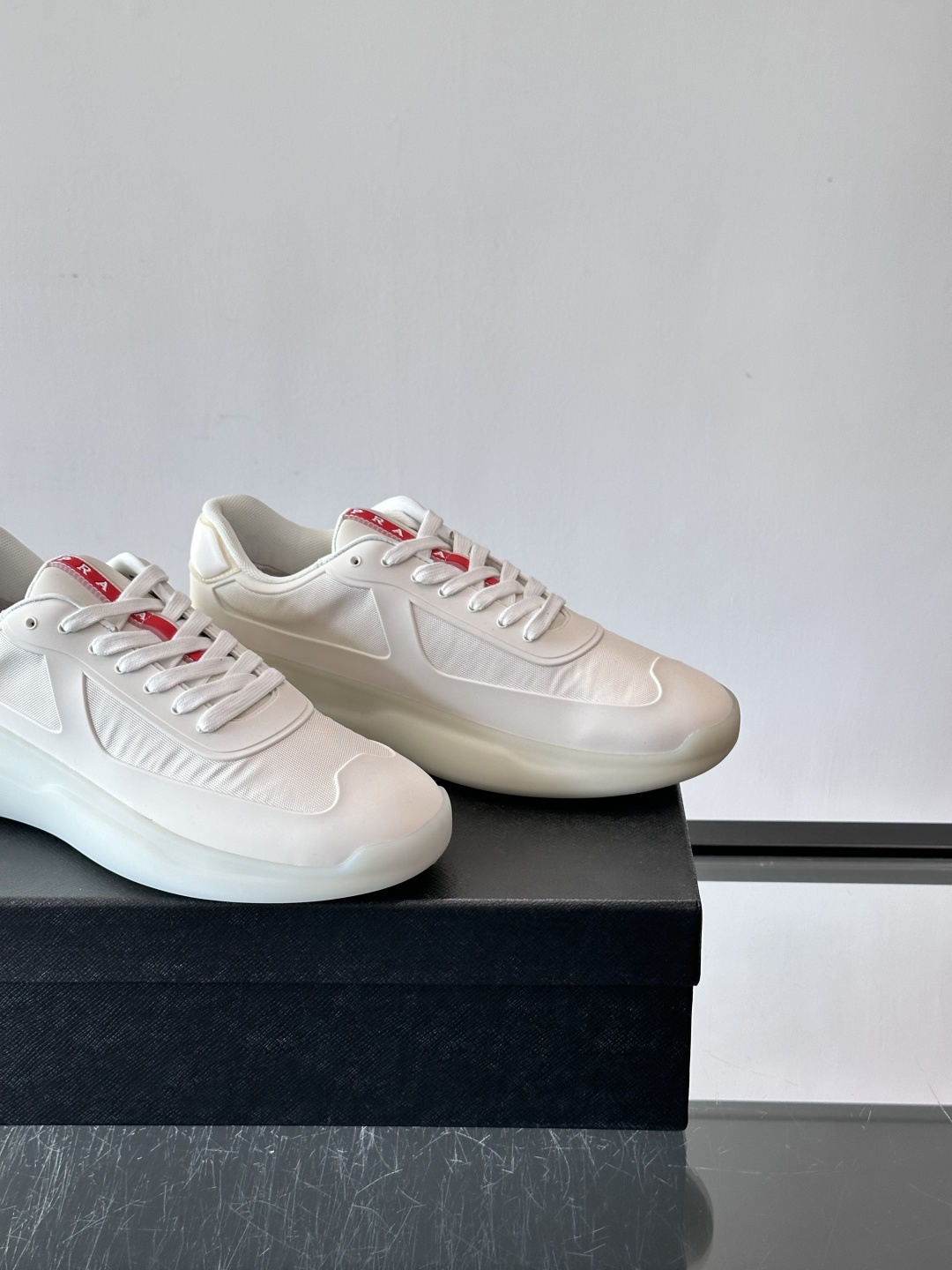 Prada这款男士厚底运动鞋，采用再生尼龙鞋面+轻便TPU鞋底，搭配超轻发泡橡胶填充，穿着舒适又透气。鞋