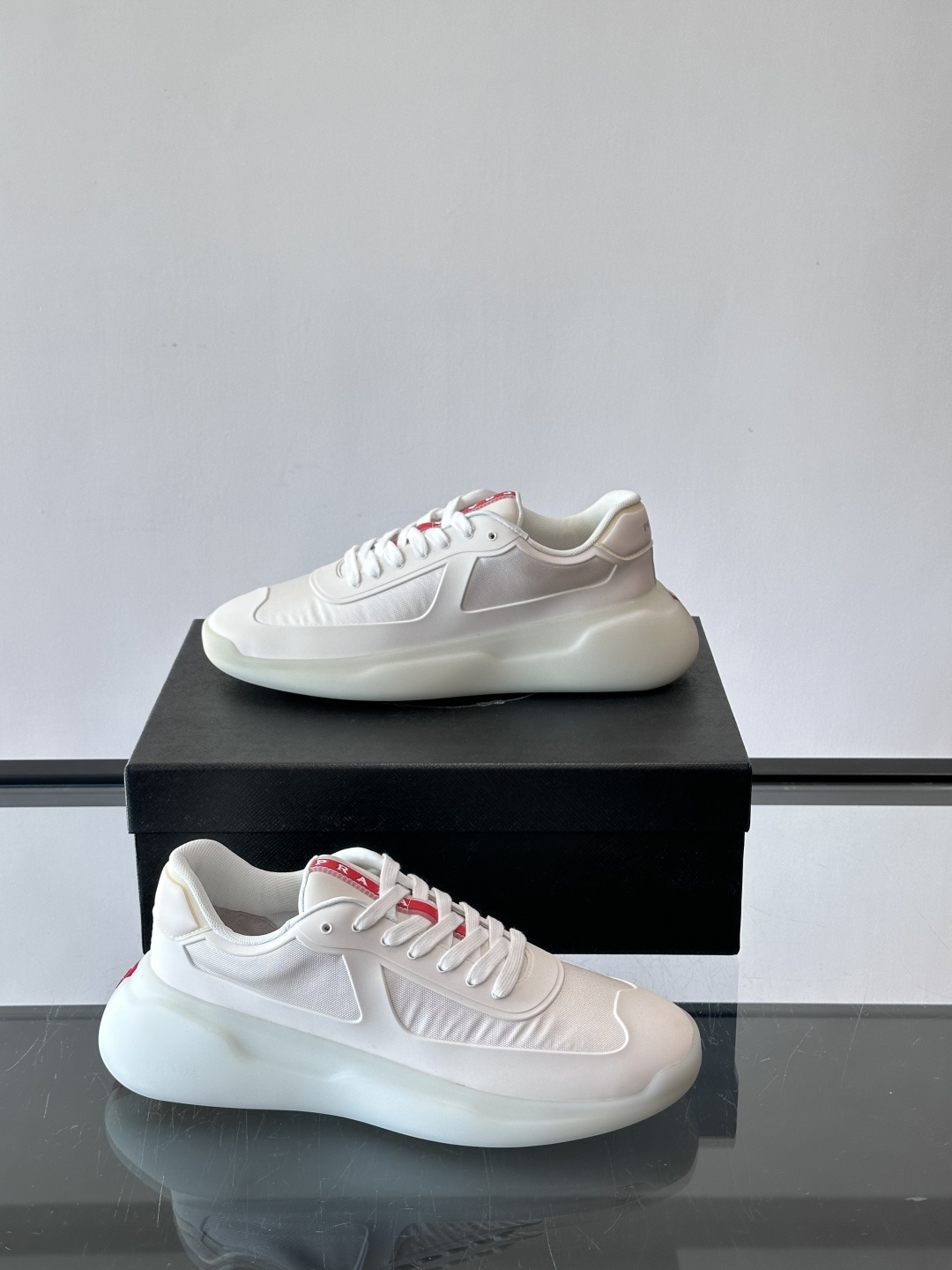 Prada这款男士厚底运动鞋，采用再生尼龙鞋面+轻便TPU鞋底，搭配超轻发泡橡胶填充，穿着舒适又透气。鞋