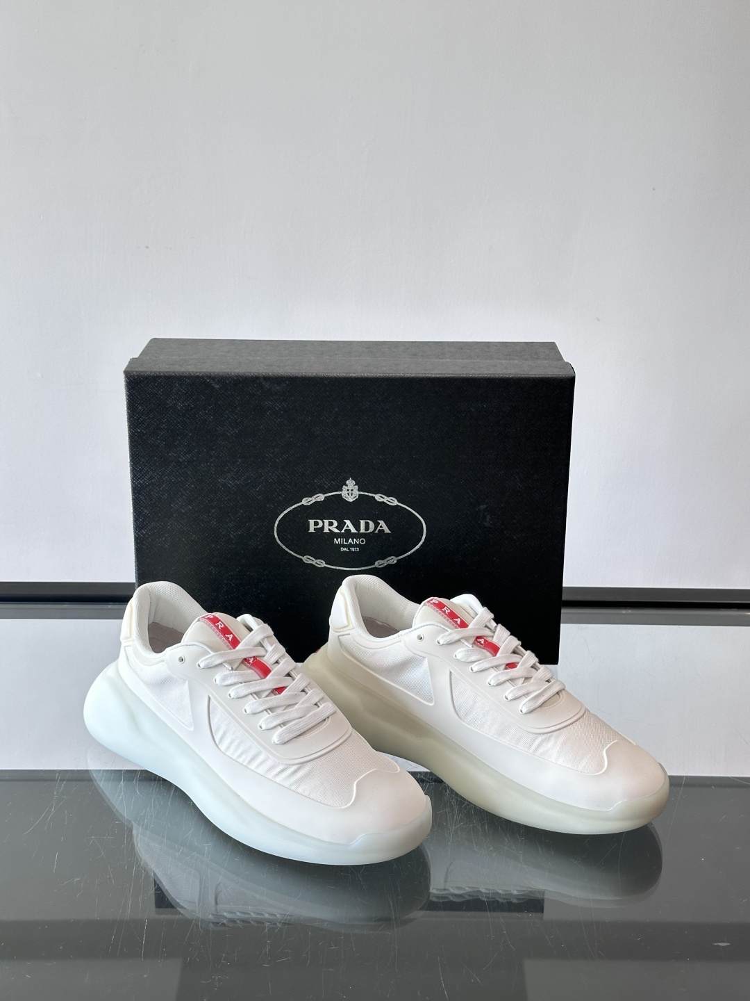 Prada这款男士厚底运动鞋，采用再生尼龙鞋面+轻便TPU鞋底，搭配超轻发泡橡胶填充，穿着舒适又透气。鞋