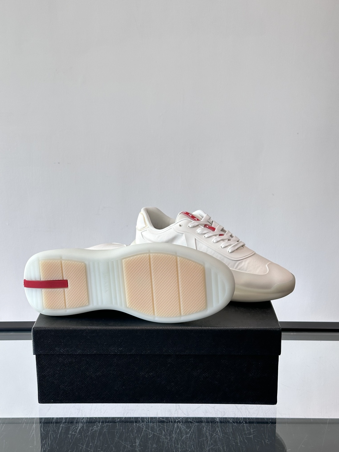 Prada这款男士厚底运动鞋，采用再生尼龙鞋面+轻便TPU鞋底，搭配超轻发泡橡胶填充，穿着舒适又透气。鞋