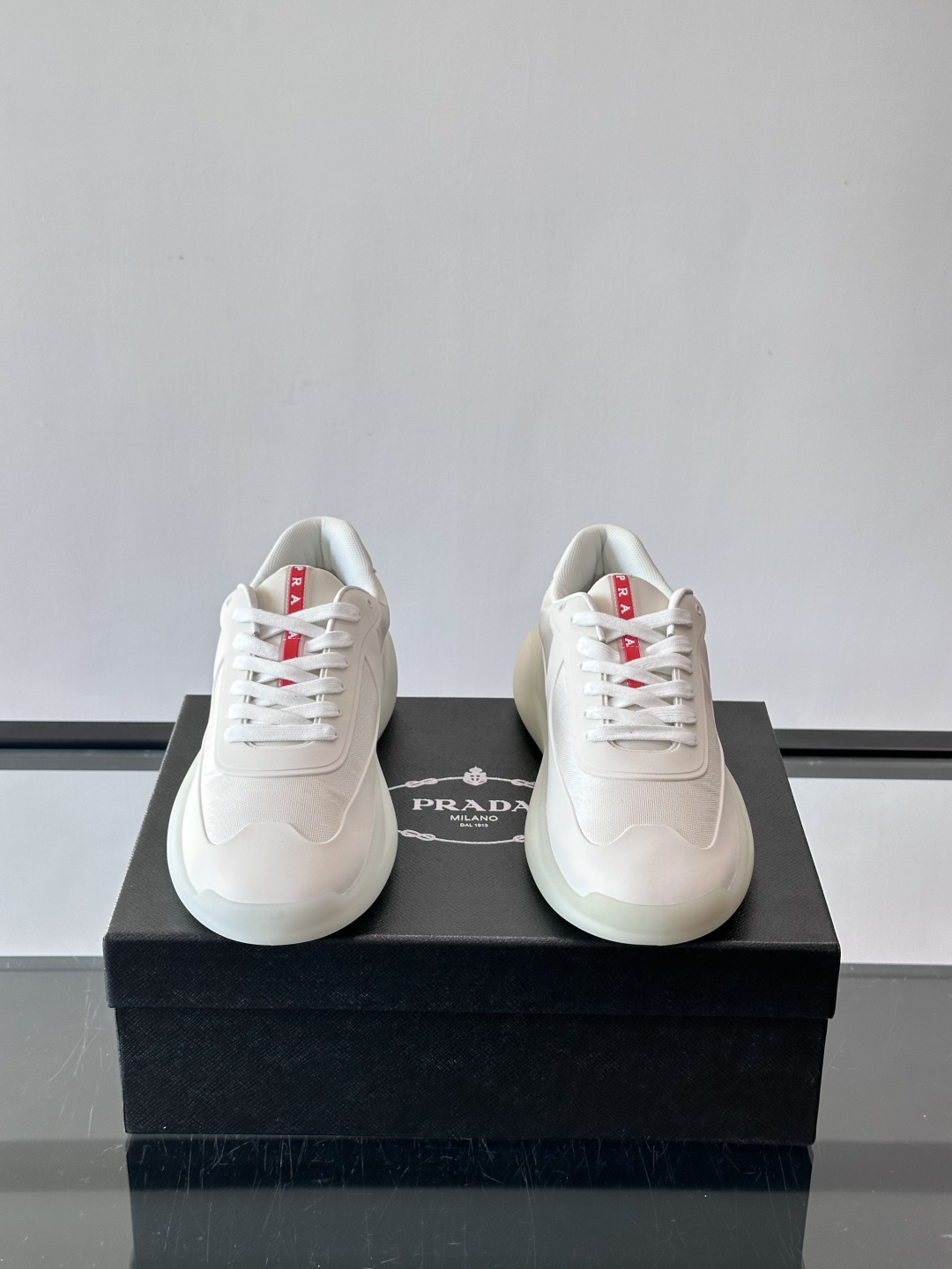 Prada这款男士厚底运动鞋，采用再生尼龙鞋面+轻便TPU鞋底，搭配超轻发泡橡胶填充，穿着舒适又透气。鞋