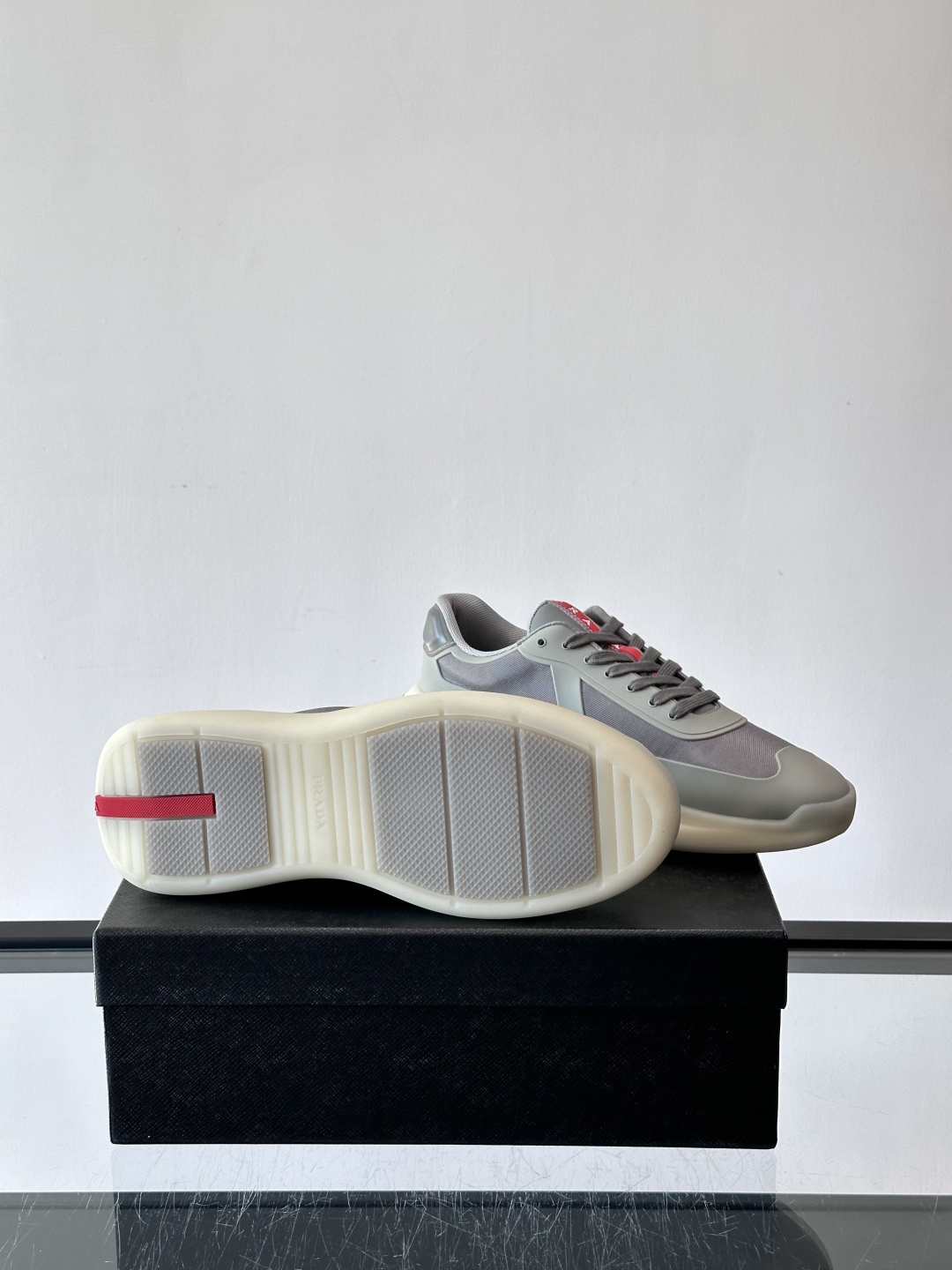 Prada这款男士厚底运动鞋，采用再生尼龙鞋面+轻便TPU鞋底，搭配超轻发泡橡胶填充，穿着舒适又透气。鞋