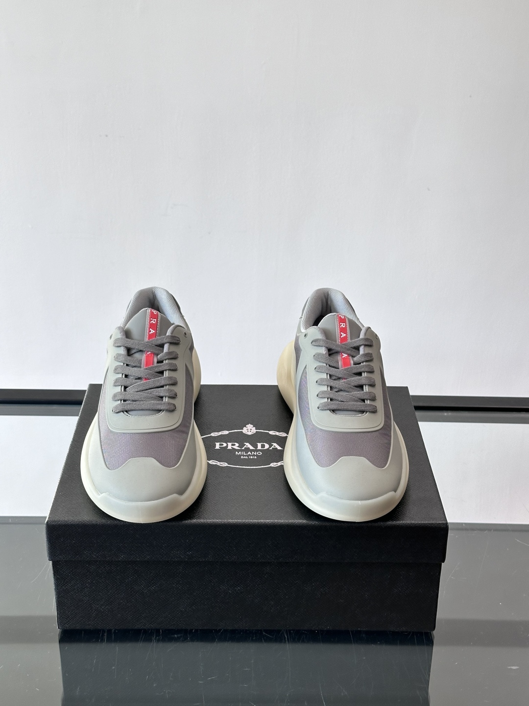 Prada这款男士厚底运动鞋，采用再生尼龙鞋面+轻便TPU鞋底，搭配超轻发泡橡胶填充，穿着舒适又透气。鞋