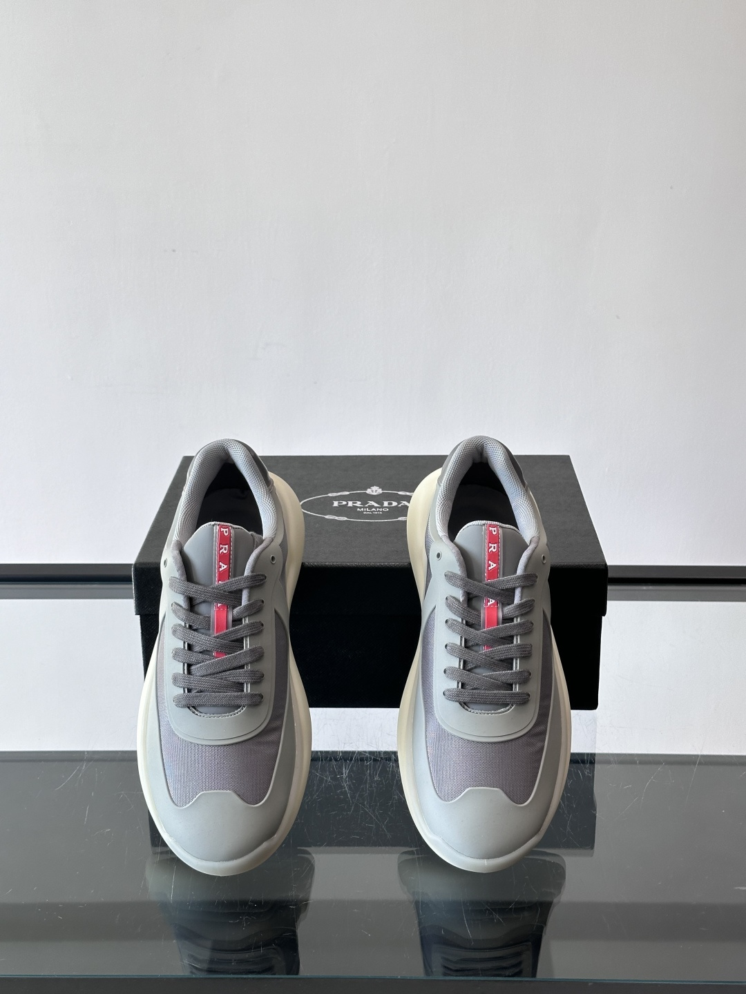 Prada这款男士厚底运动鞋，采用再生尼龙鞋面+轻便TPU鞋底，搭配超轻发泡橡胶填充，穿着舒适又透气。鞋