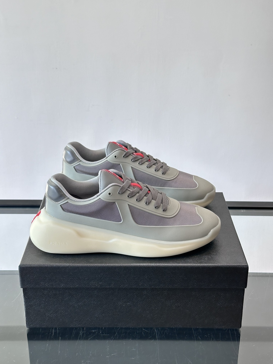 Prada这款男士厚底运动鞋，采用再生尼龙鞋面+轻便TPU鞋底，搭配超轻发泡橡胶填充，穿着舒适又透气。鞋