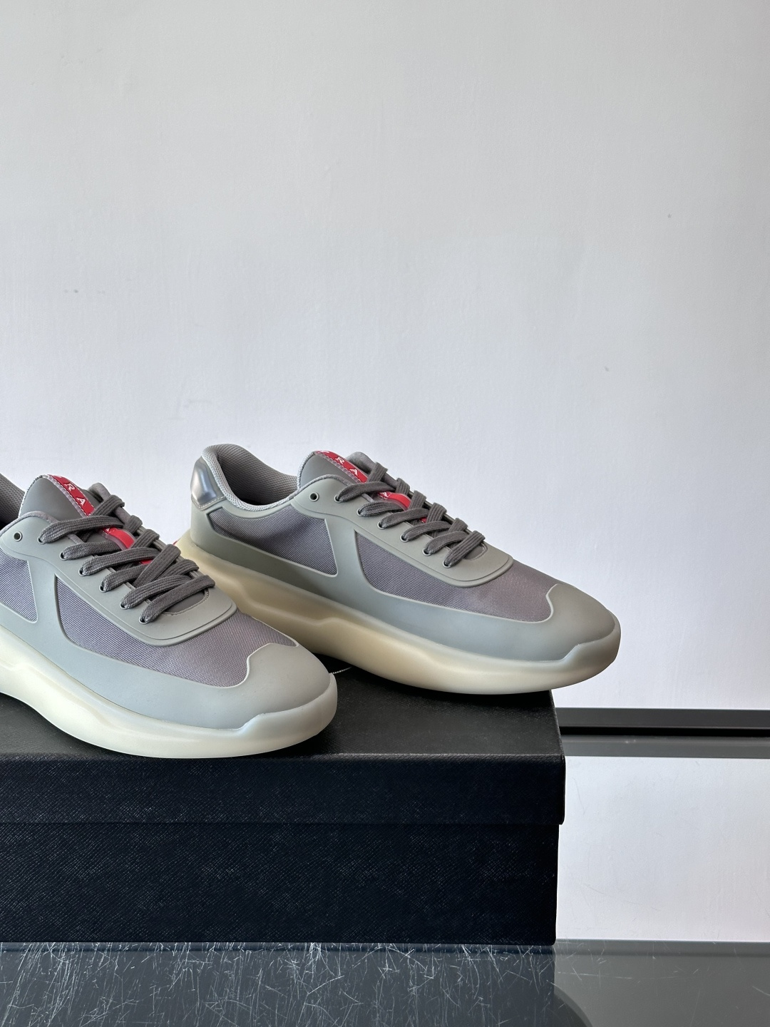 Prada这款男士厚底运动鞋，采用再生尼龙鞋面+轻便TPU鞋底，搭配超轻发泡橡胶填充，穿着舒适又透气。鞋