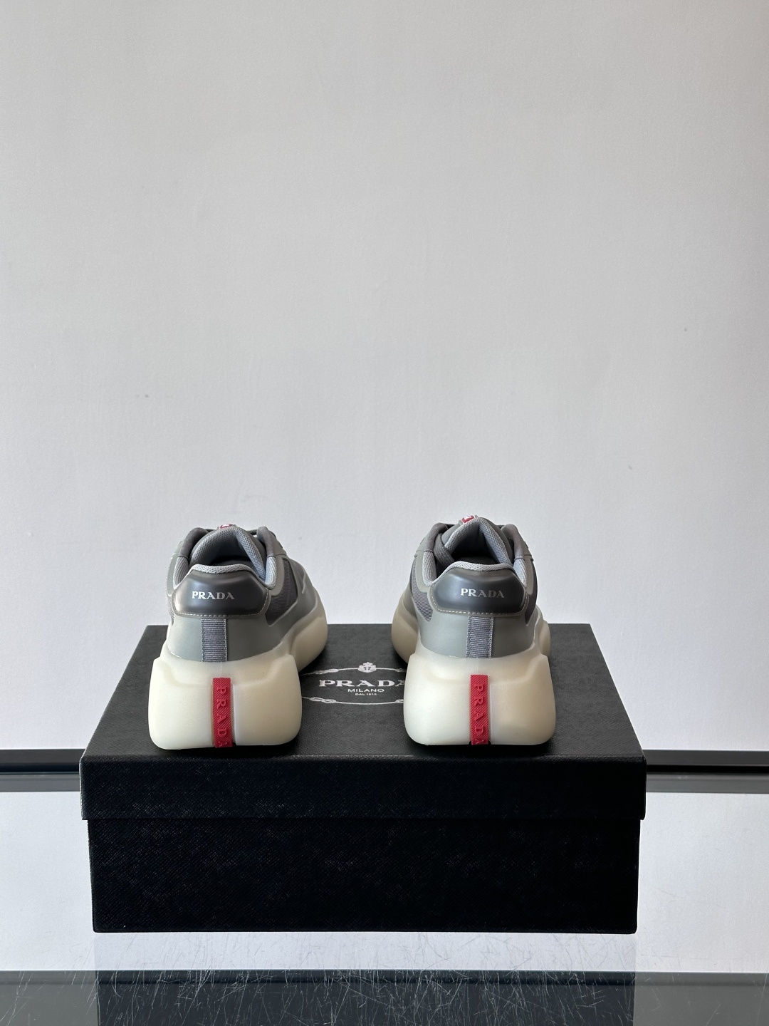 Prada这款男士厚底运动鞋，采用再生尼龙鞋面+轻便TPU鞋底，搭配超轻发泡橡胶填充，穿着舒适又透气。鞋