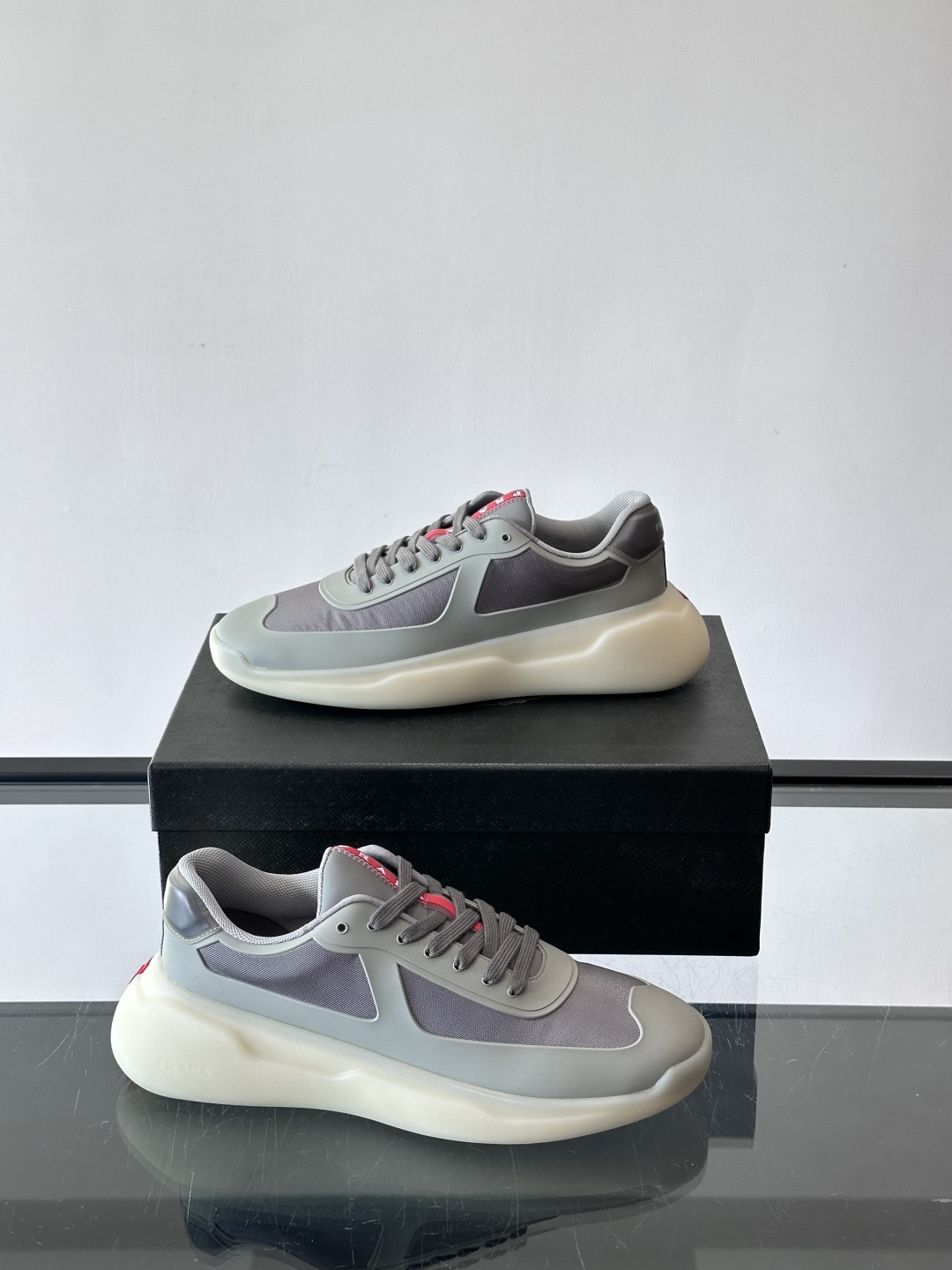 Prada这款男士厚底运动鞋，采用再生尼龙鞋面+轻便TPU鞋底，搭配超轻发泡橡胶填充，穿着舒适又透气。鞋