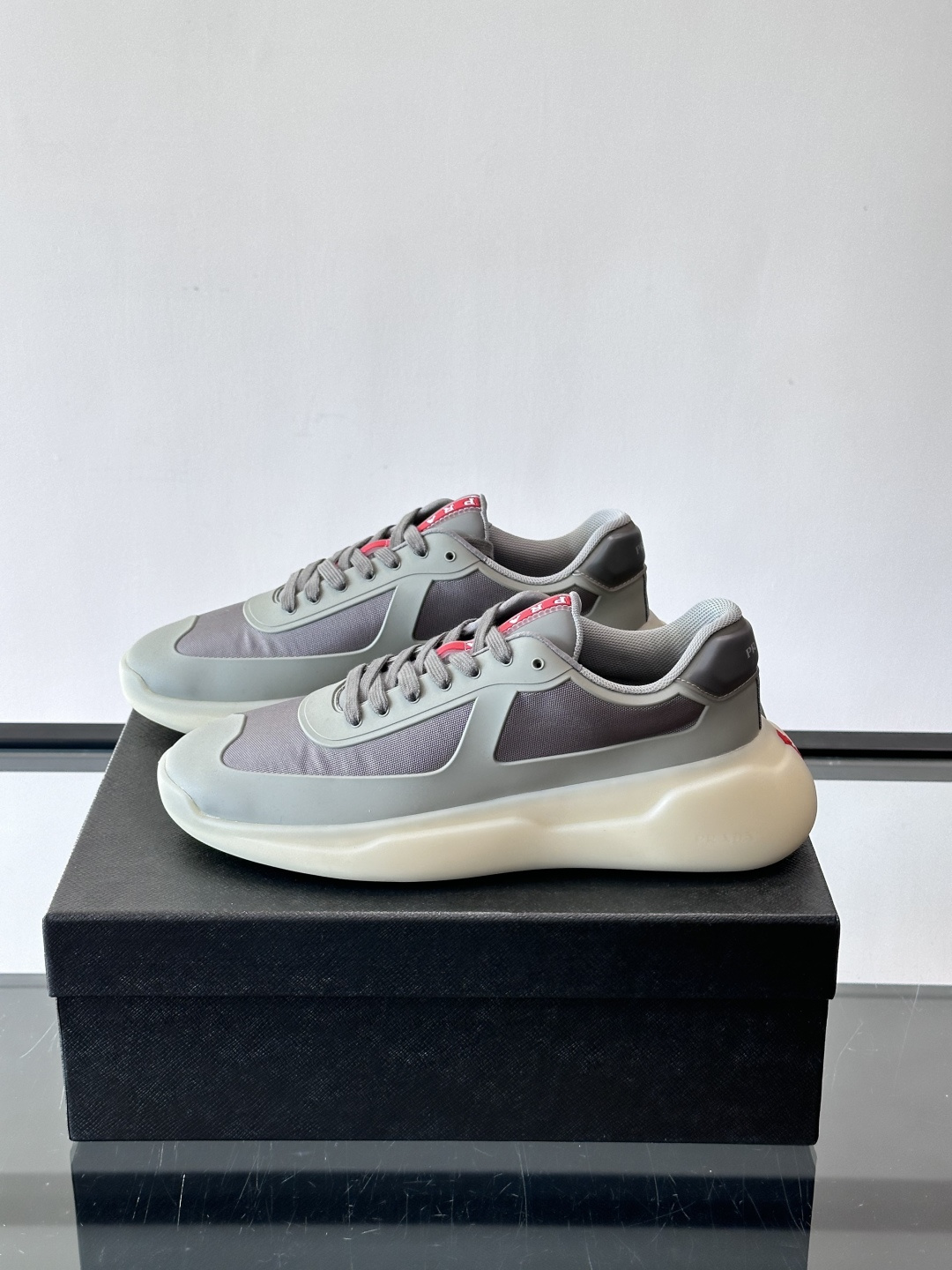 Prada这款男士厚底运动鞋，采用再生尼龙鞋面+轻便TPU鞋底，搭配超轻发泡橡胶填充，穿着舒适又透气。鞋