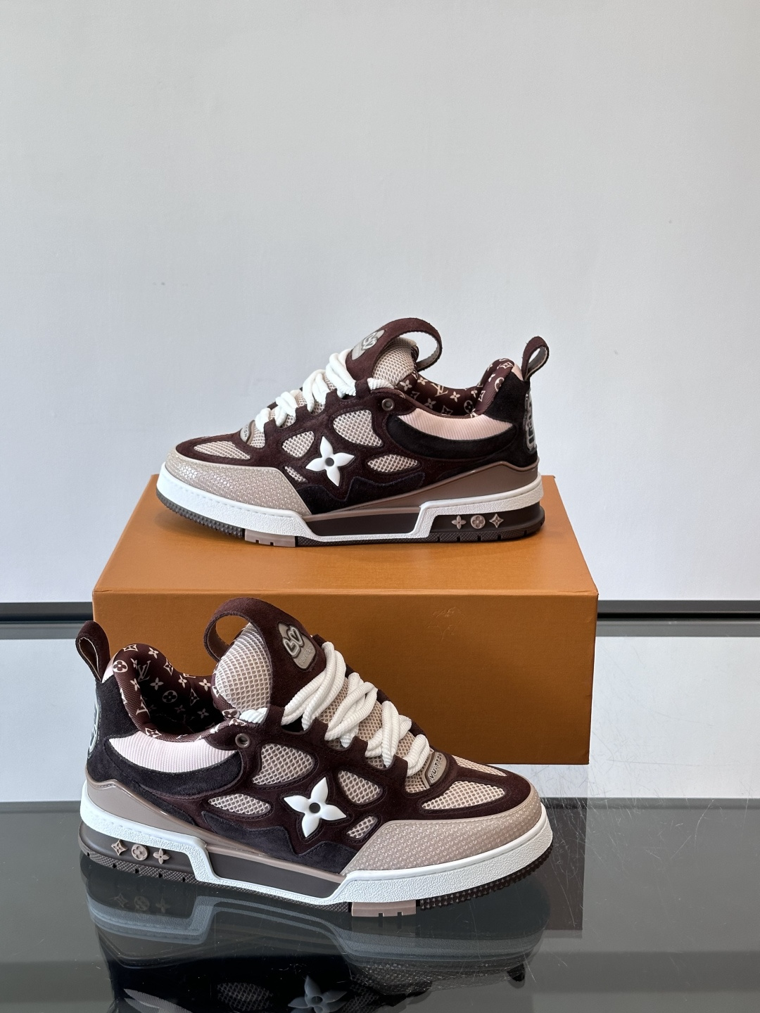 LV Skate系列运动鞋，经典棕撞色设计，麂皮+网布拼接，舒适又透气。侧面四叶草Logo超有辦识度，橡