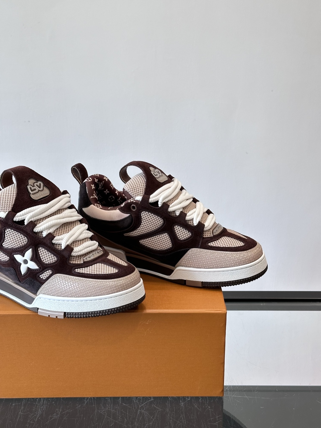LV Skate系列运动鞋，经典棕撞色设计，麂皮+网布拼接，舒适又透气。侧面四叶草Logo超有辦识度，橡