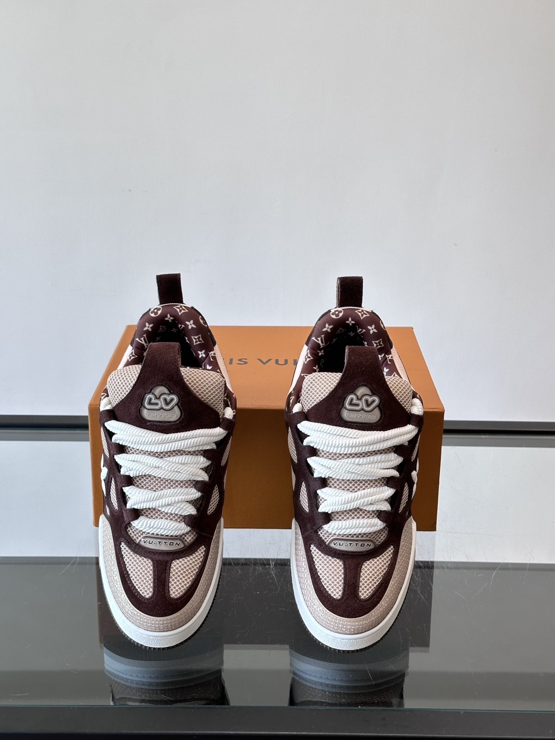 LV Skate系列运动鞋，经典棕撞色设计，麂皮+网布拼接，舒适又透气。侧面四叶草Logo超有辦识度，橡