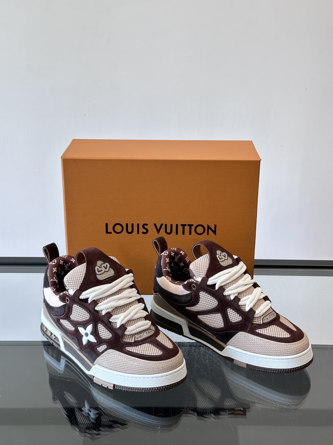 LV Skate系列运动鞋，经典棕撞色设计，麂皮+网布拼接，舒适又透气。侧面四叶草Logo超有辦识度，橡