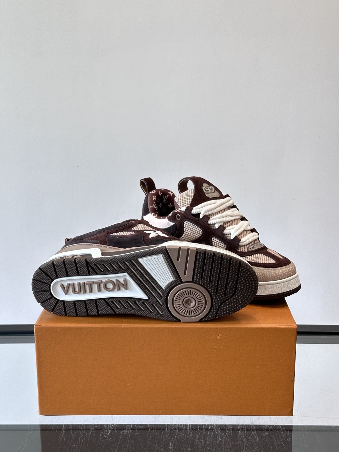 LV Skate系列运动鞋，经典棕撞色设计，麂皮+网布拼接，舒适又透气。侧面四叶草Logo超有辦识度，橡