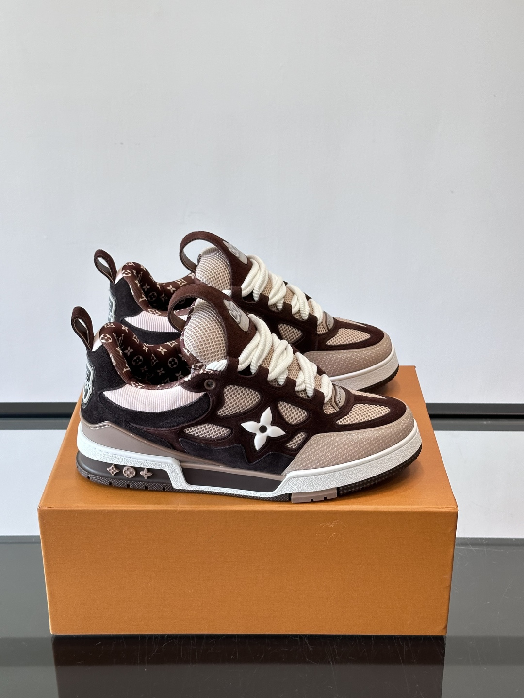 LV Skate系列运动鞋，经典棕撞色设计，麂皮+网布拼接，舒适又透气。侧面四叶草Logo超有辦识度，橡