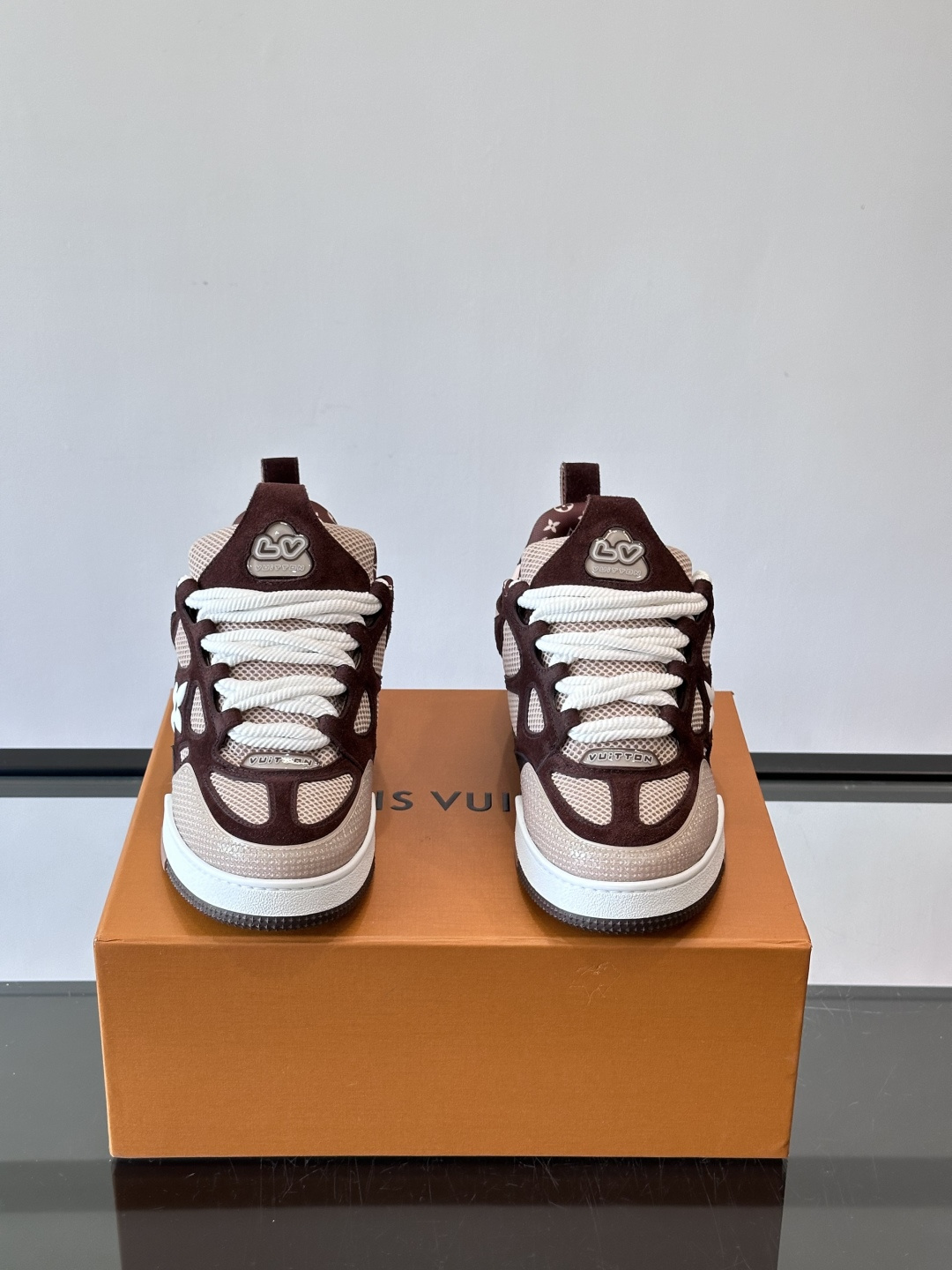LV Skate系列运动鞋，经典棕撞色设计，麂皮+网布拼接，舒适又透气。侧面四叶草Logo超有辦识度，橡