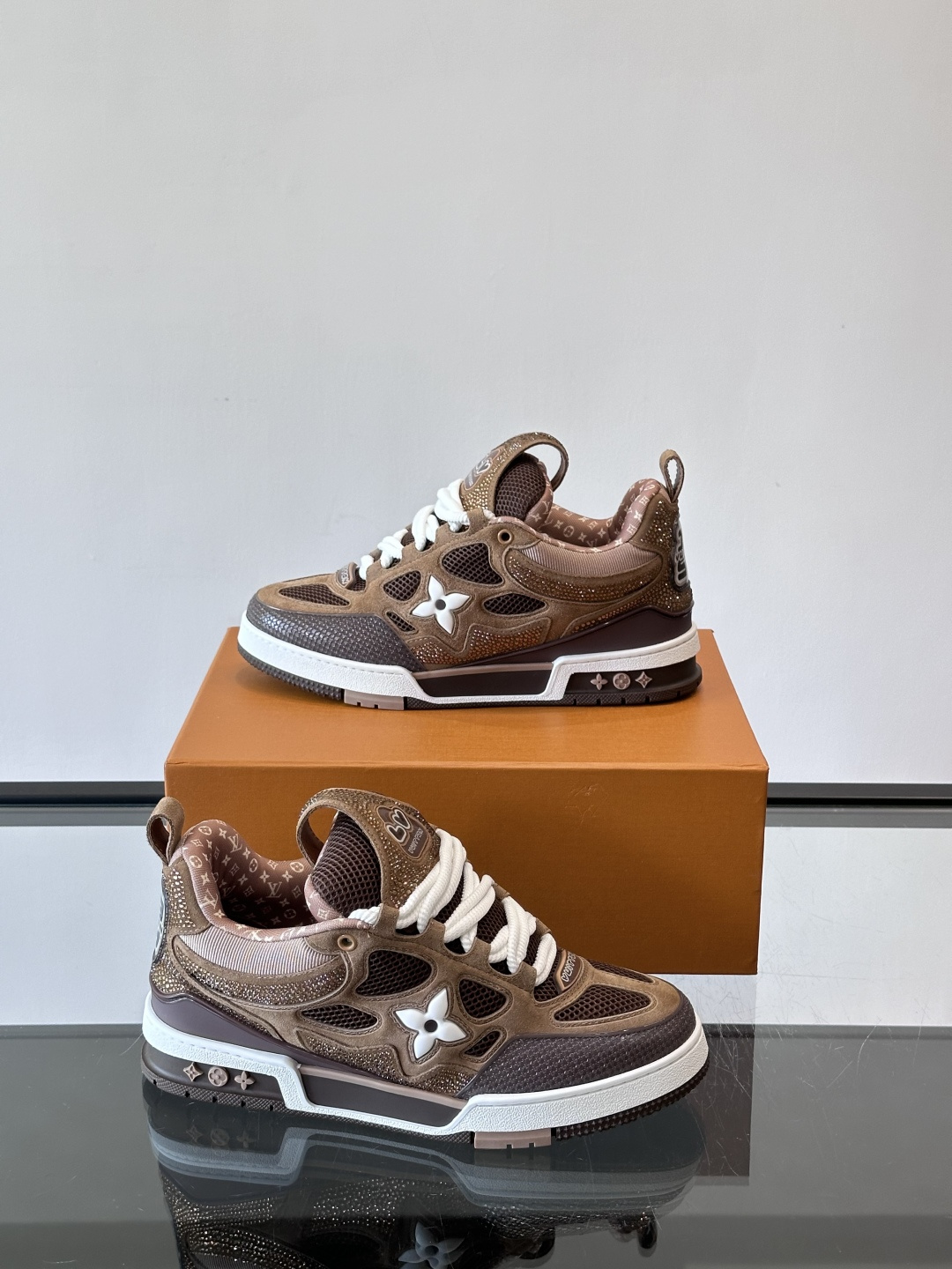 LV Skate系列运动鞋，经典棕撞色设计，麂皮+网布拼接，舒适又透气。侧面四叶草Logo超有辦识度，橡