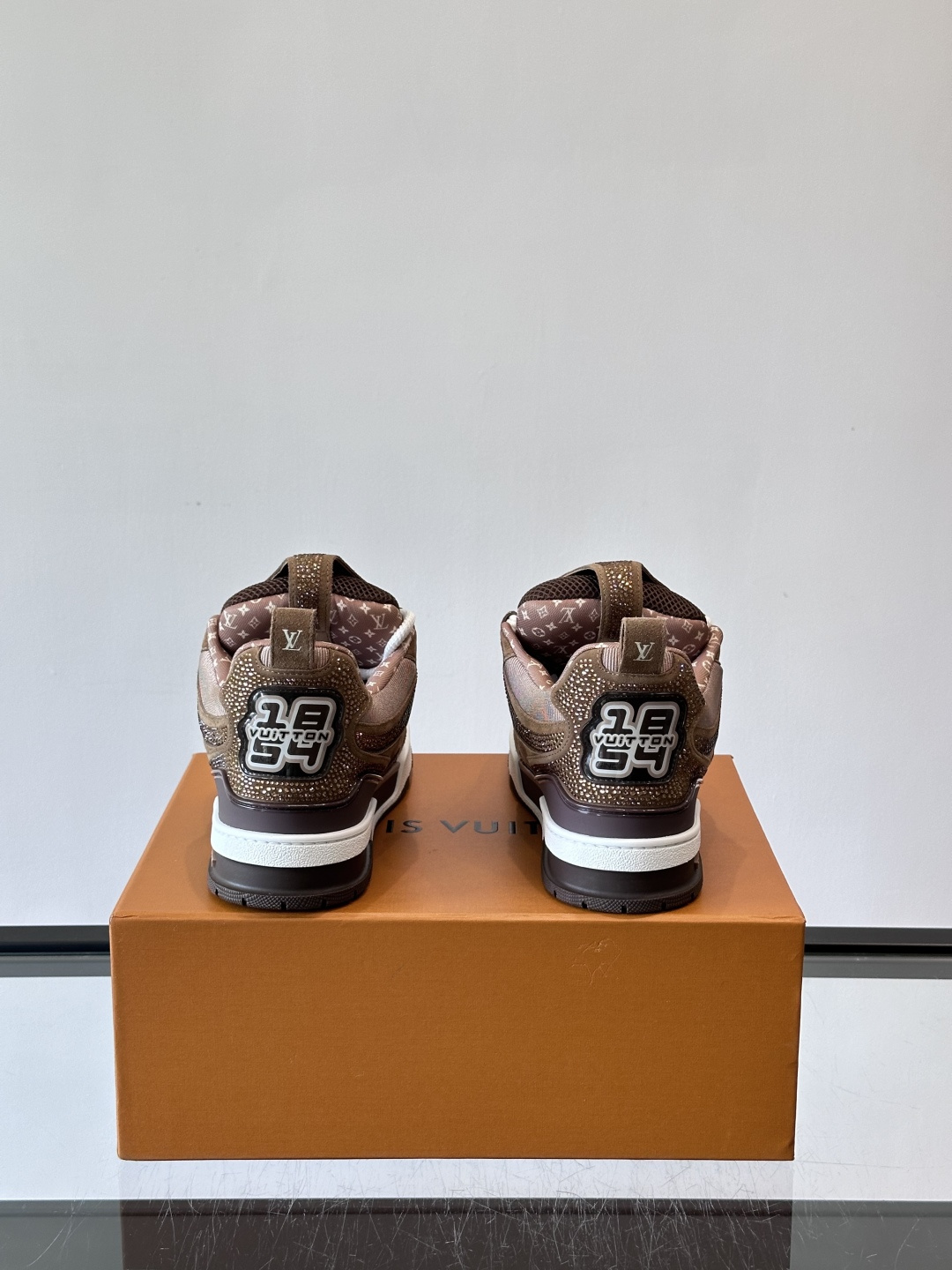 LV Skate系列运动鞋，经典棕撞色设计，麂皮+网布拼接，舒适又透气。侧面四叶草Logo超有辦识度，橡