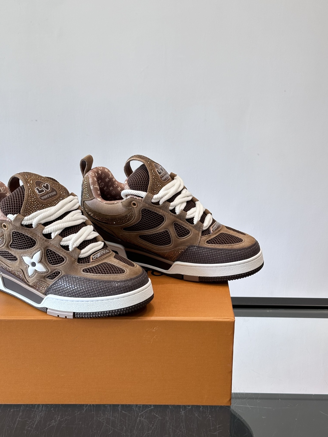 LV Skate系列运动鞋，经典棕撞色设计，麂皮+网布拼接，舒适又透气。侧面四叶草Logo超有辦识度，橡