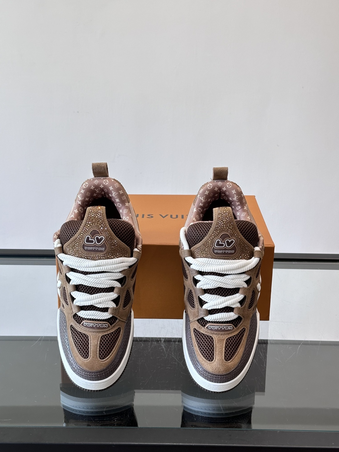 LV Skate系列运动鞋，经典棕撞色设计，麂皮+网布拼接，舒适又透气。侧面四叶草Logo超有辦识度，橡