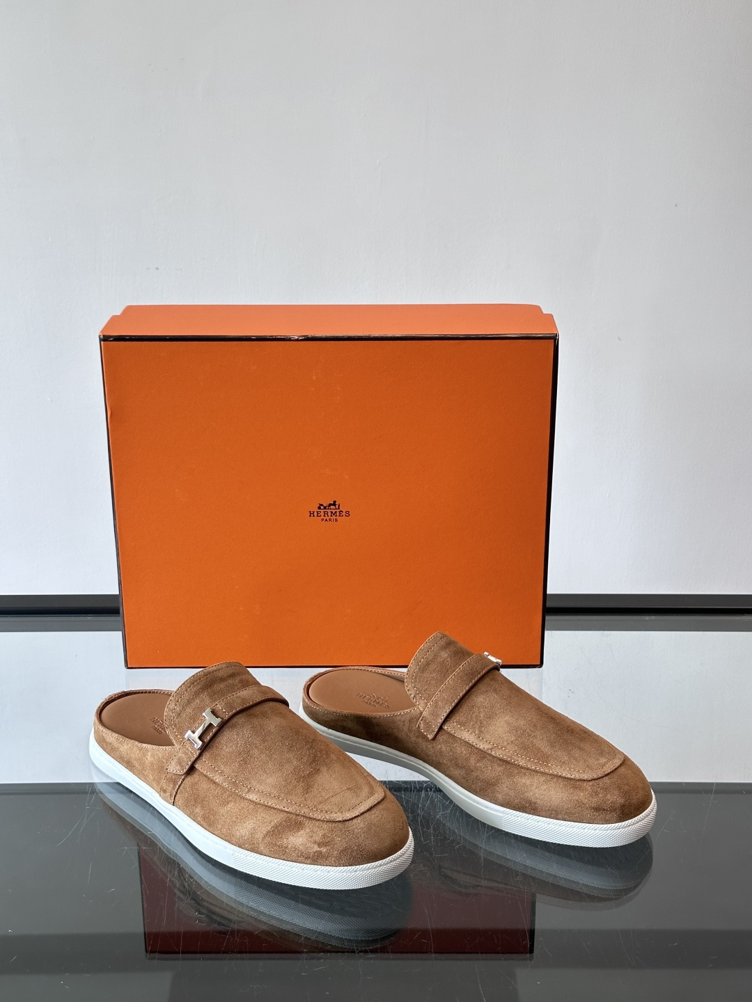 H爱马仕乐福鞋（半拖）爱马仕JOB乐福鞋，麂皮➕金属扣，简约又有辨识度。半拖设计超方便，橡胶鞋底轻便舒适