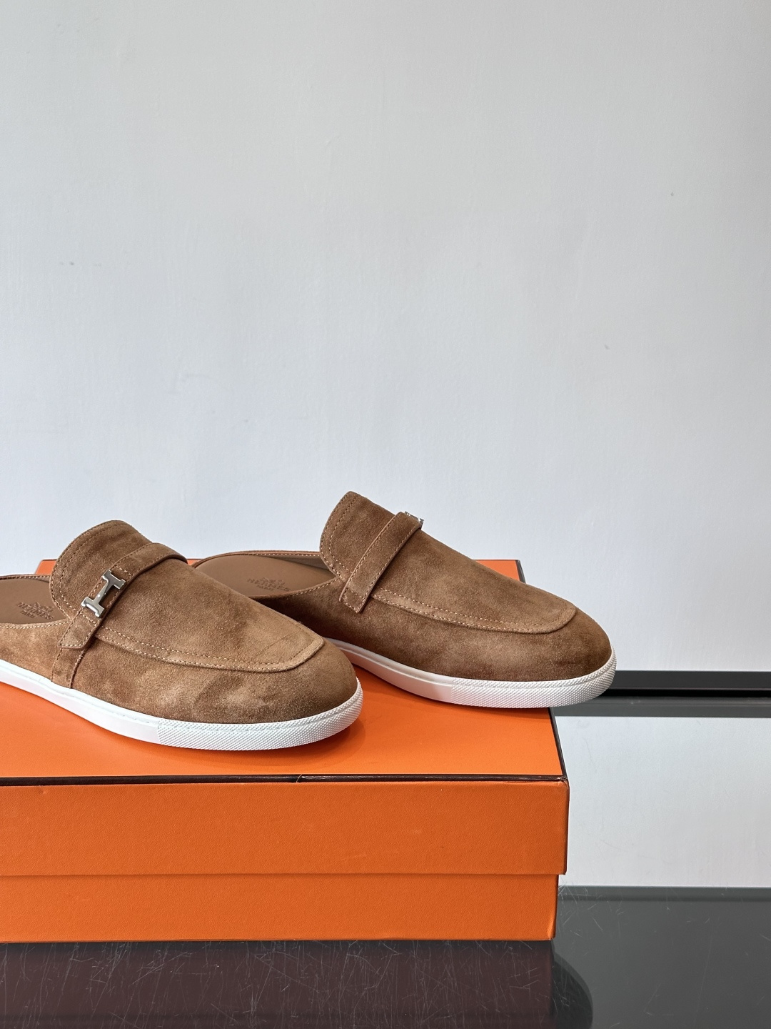 H爱马仕乐福鞋（半拖）爱马仕JOB乐福鞋，麂皮➕金属扣，简约又有辨识度。半拖设计超方便，橡胶鞋底轻便舒适